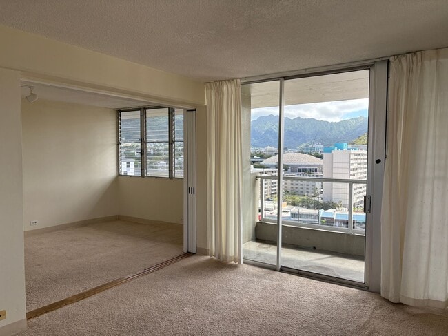 Building Photo - An absolute gem in Hono Hale Tower. Located in Mo'il'ili and close to the University of Hawaii.