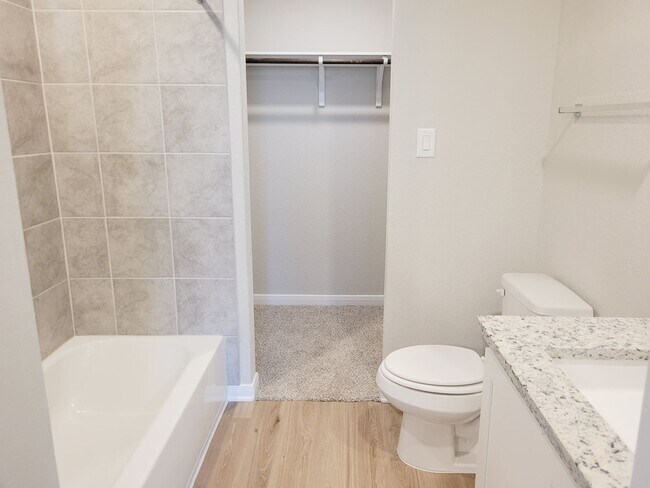 Foto del edificio - Almost New Townhome 3/2.5 Near UTSA