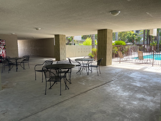 Building Photo - 1590 W Palm Ln