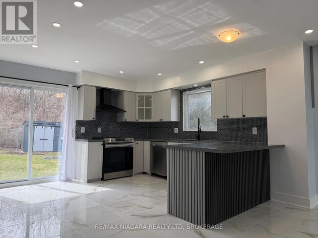 Building Photo - 42 Hemlock St