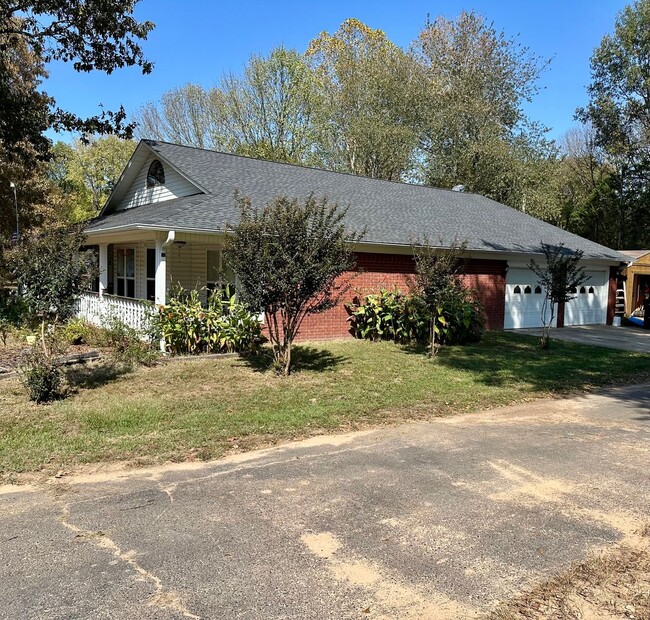 Building Photo - Introducing a charming 3-bedroom, 2.5-bath...