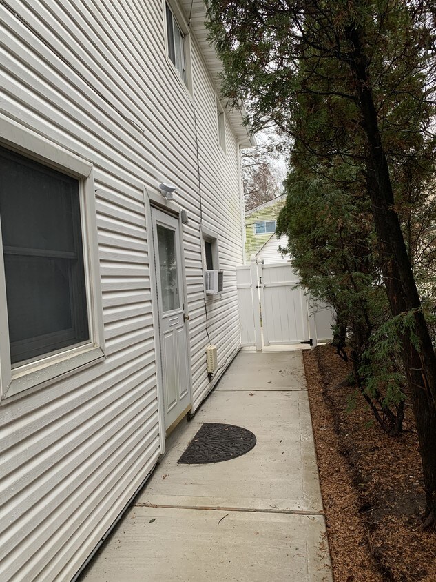 Side entrance - 54 Darcey Ave