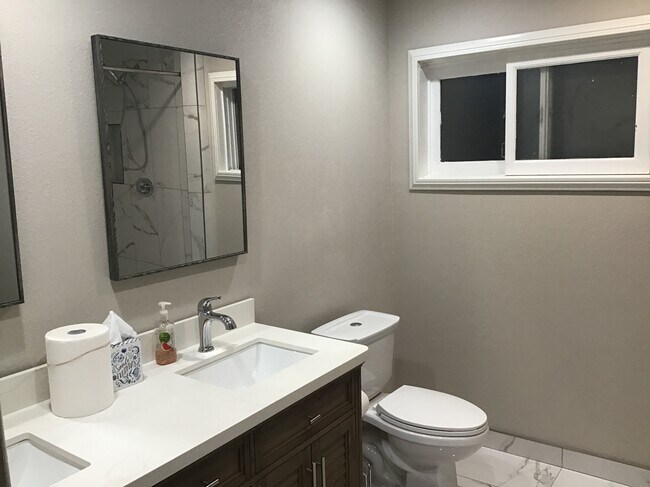 Baño con tocador doble - 606 Maple Ave