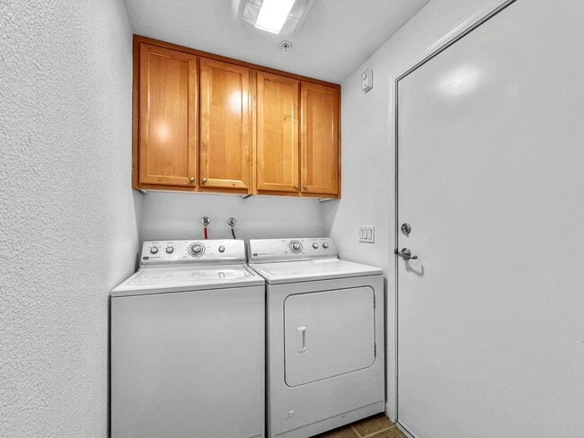 Building Photo - 1300 Moon Cir