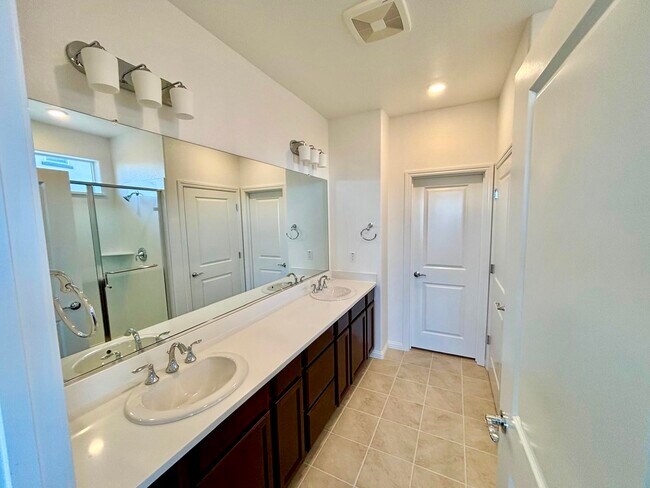 Foto del edificio - 1570 Pinchot Dr