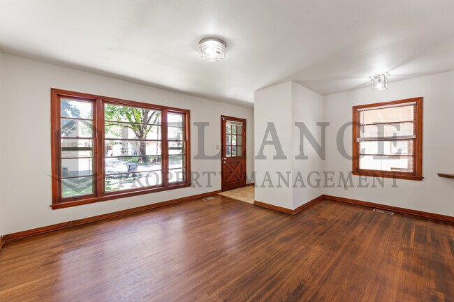Foto del edificio - 1932 S Parkwood Ln