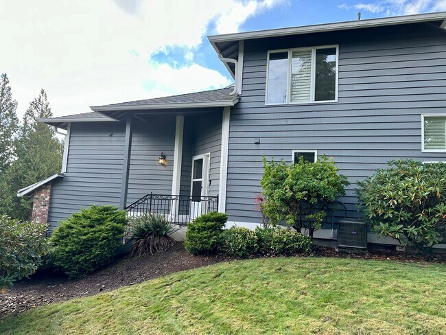 Building Photo - Lovely Townhome in sought after Hidden Spr...