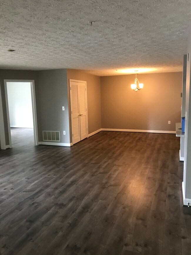 Building Photo - 613 Admiral Dr