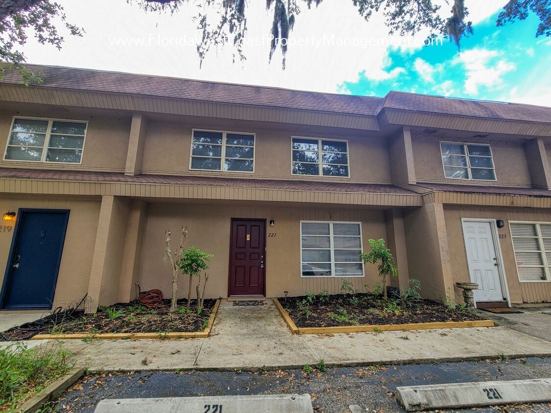 3 BED/ 2.5 BATH CONDO-TOWNHOME- Fairway Oaks Sarasota - 3 BED/ 2.5 BATH CONDO-TOWNHOME- Fairway Oaks Sarasota