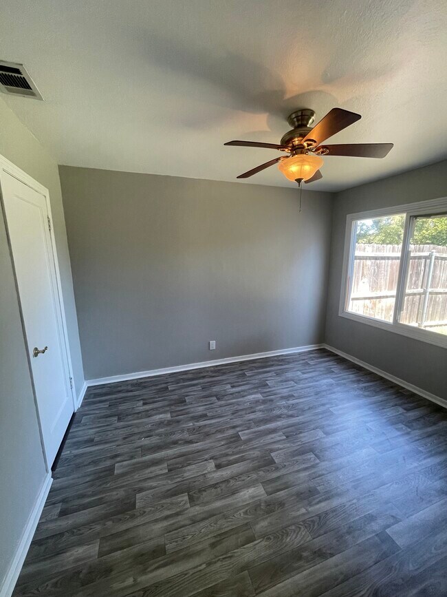 Foto del edificio - 619 Westacre Rd