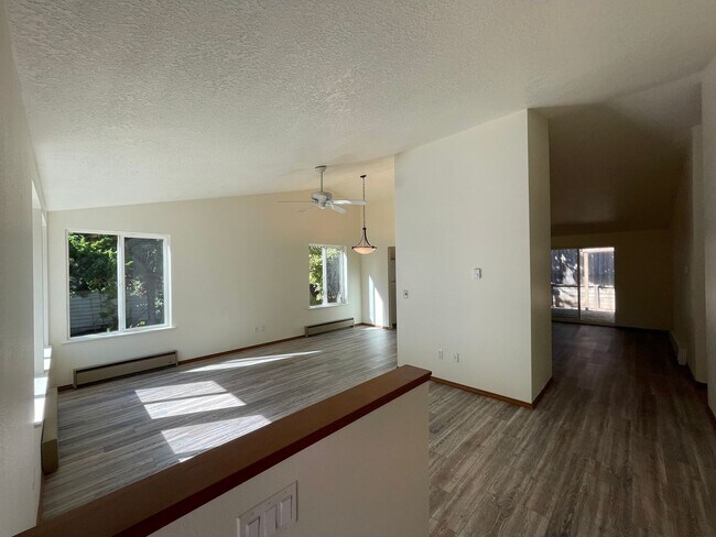 Building Photo - Beautiful 3 Bed/2 Bath Single-Level Home i...