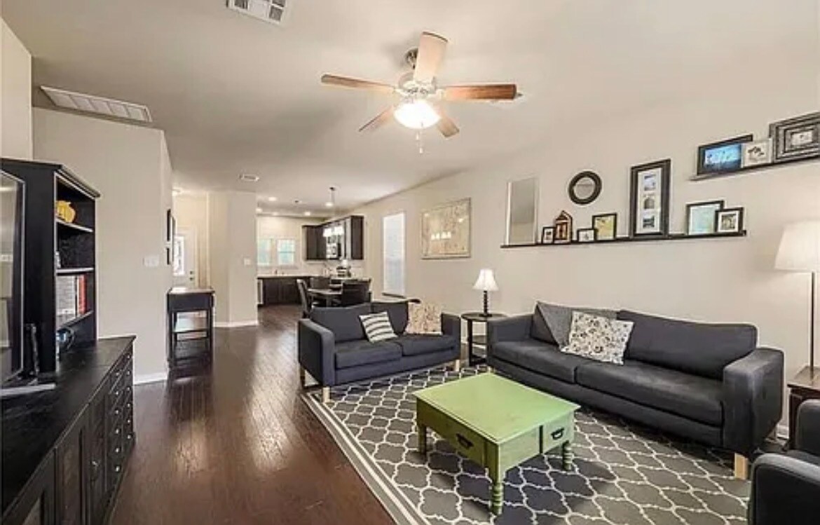 Foto del edificio - 934 Lost Pines Ln