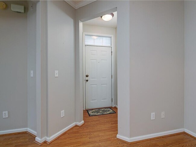 Building Photo - 811 Spring Heights Ln