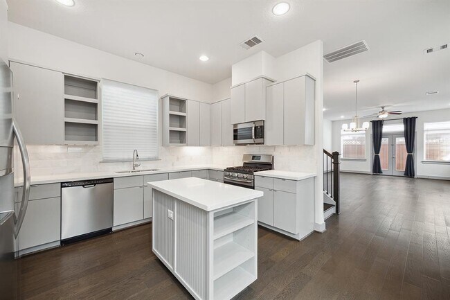 Building Photo - 4314 Marina St