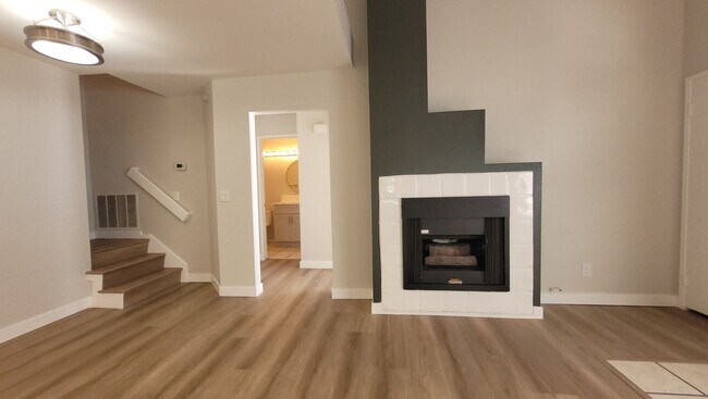 Building Photo - Canyon Bluffs Cutie - Newly Renovated