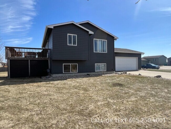 Building Photo - Perfect 3 bedroom home with a fenced yard ...
