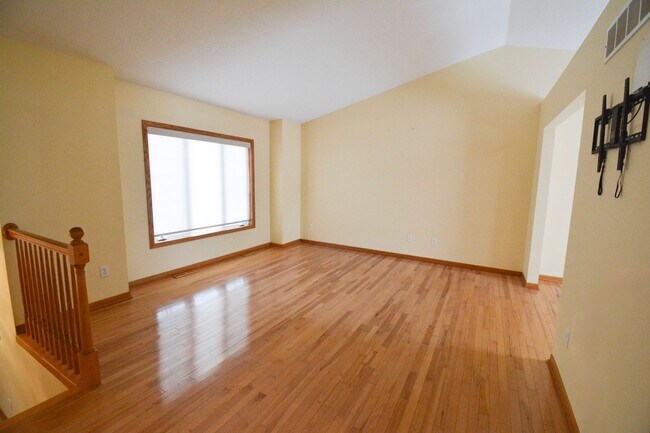 Foto del edificio - Bright 4 Bed, 2 Bath Home For Rent — Available Now!