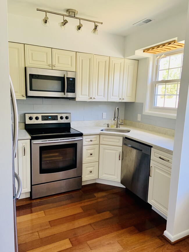 Kitchen - 2701 S Walter Reed Dr