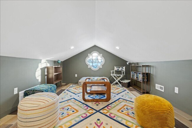 Foto del edificio - Stunning 4BR/2.5BA Home in Prime West End Location - 2 Car Garage!!