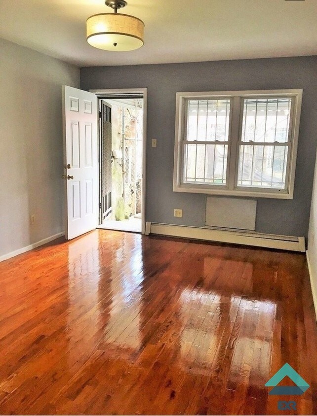 Primary Photo - 1277 Putnam Ave