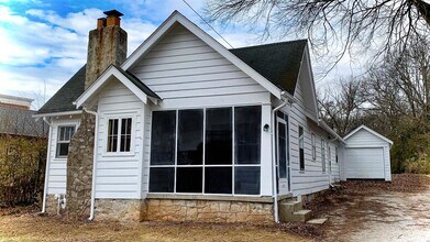 Building Photo - 516 Regents Ave