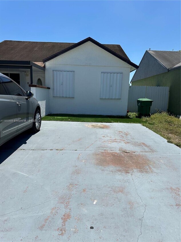 Foto principal - 3242 NW 203rd St