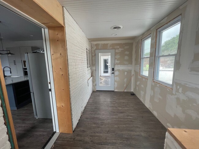 Building Photo - Historic Loft apartment