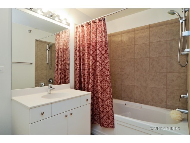 Foto principal - 235 W Van Buren St