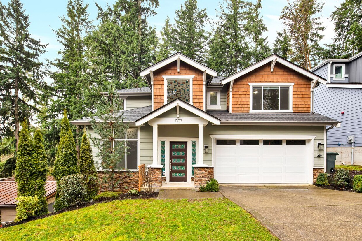 Primary Photo - Sammamish Custom Home Bright and Spacious ...