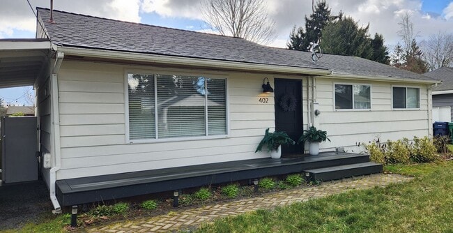 Building Photo - CUTE 3 Bedroom Rambler with Fenced Yard - ...