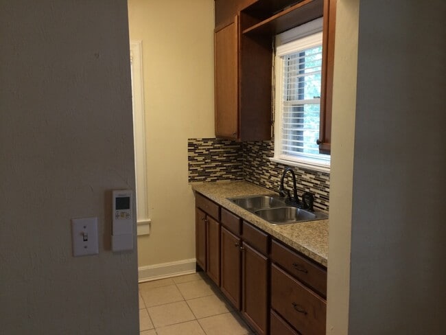 Building Photo - Margaret&#39;s Manor 919-A