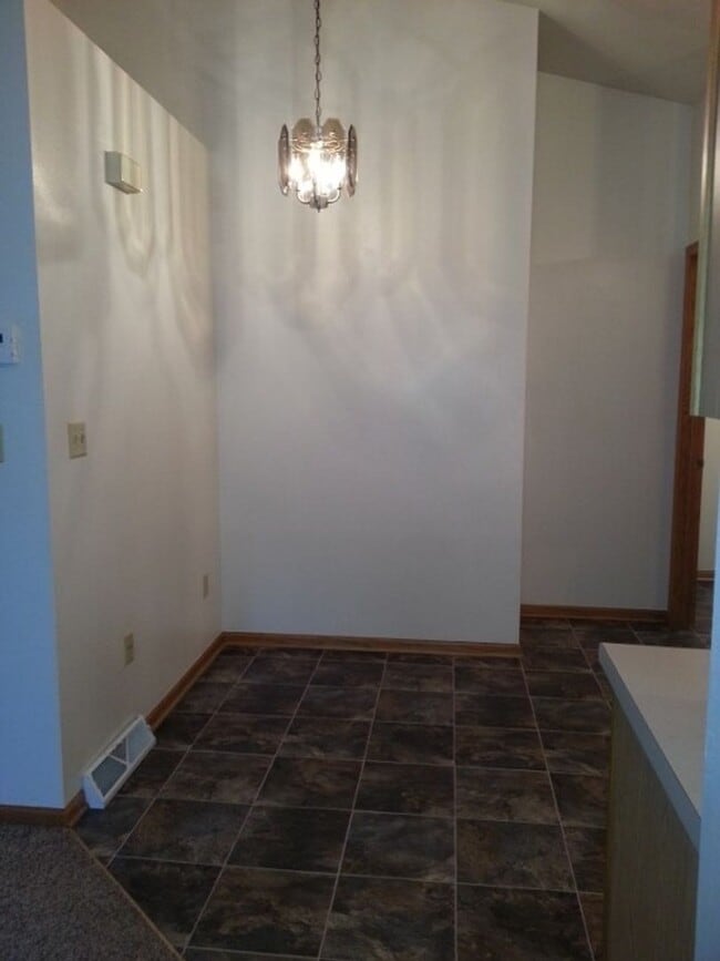 Building Photo - Open Concept 3BD/2.5BA Bi-Level Townhouse