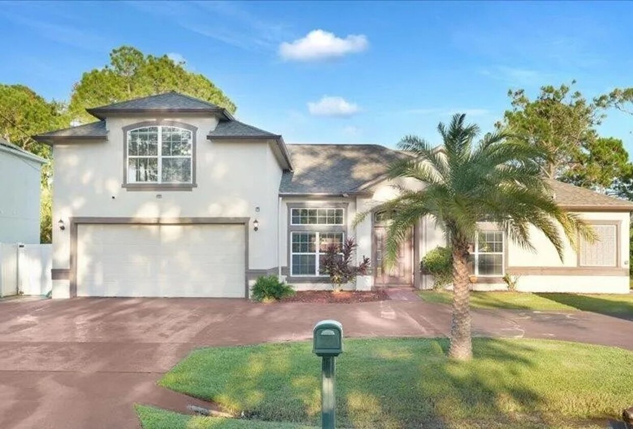 Foto principal - Spacious 4/3/2, 2 story home with a lot to...