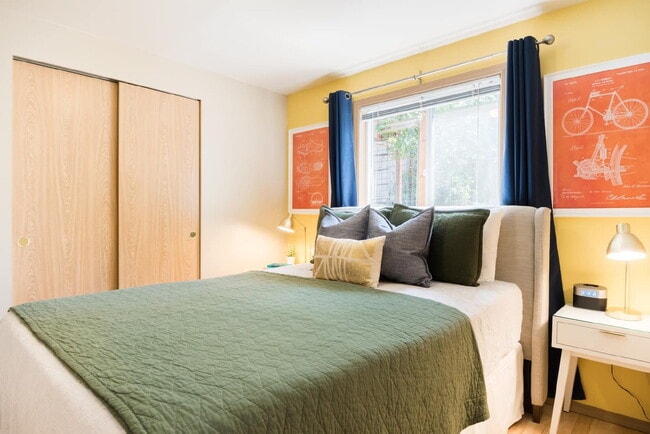 Building Photo - Adorable 1 Bed 1 Bath Cottage, 2 Blocks From Greenlake!