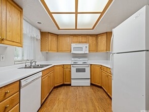 Building Photo - 32 S 900 E