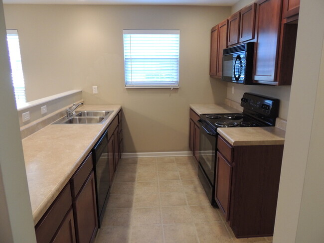 Building Photo - 2 bed, 2 bath, 2 car garage townhouse w/ l...