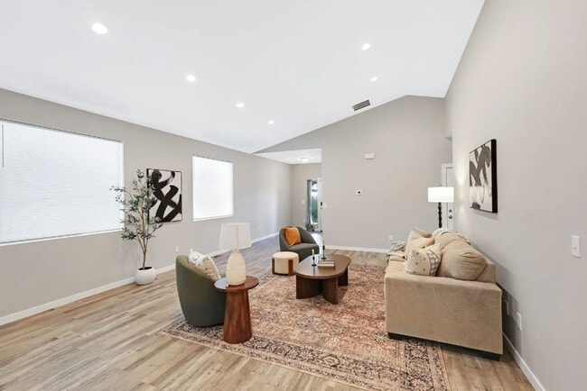 Foto del edificio - Modern Updates Meet Classic Charm in This ...