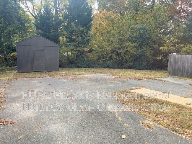 Building Photo - 5737 Oak Dr