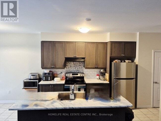 Photo du bâtiment - 8 Amos Ave