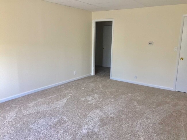 Building Photo - 19 Bellport Ln