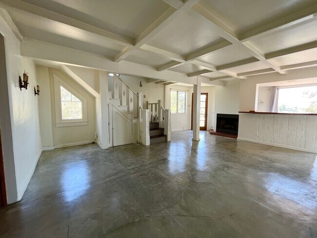 Foto del edificio - Excellent two Story Spanish style home loc...