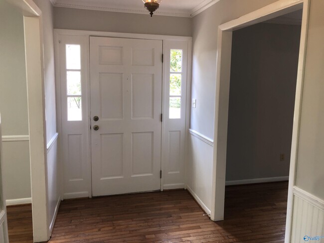 Building Photo - 5642 Chickasaw Dr