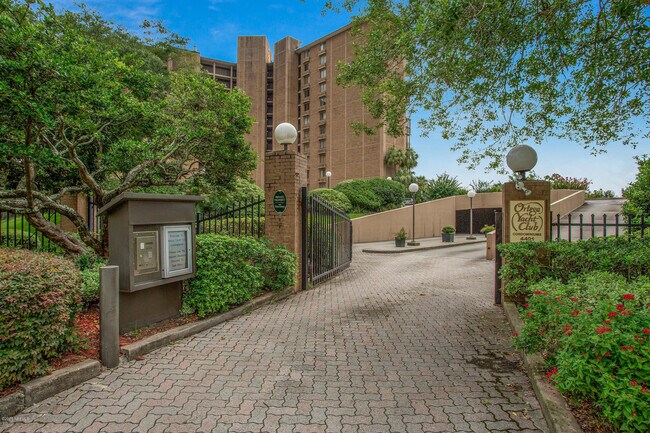 Building Photo - 4401 Lakeside Dr