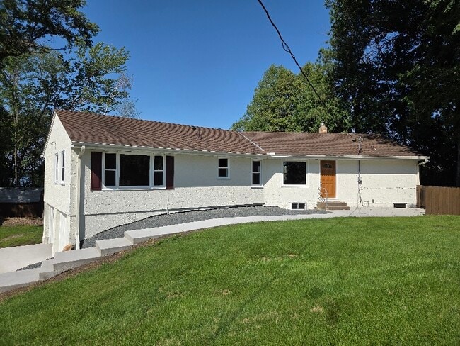 Building Photo - 3311 Interlachen Dr NE