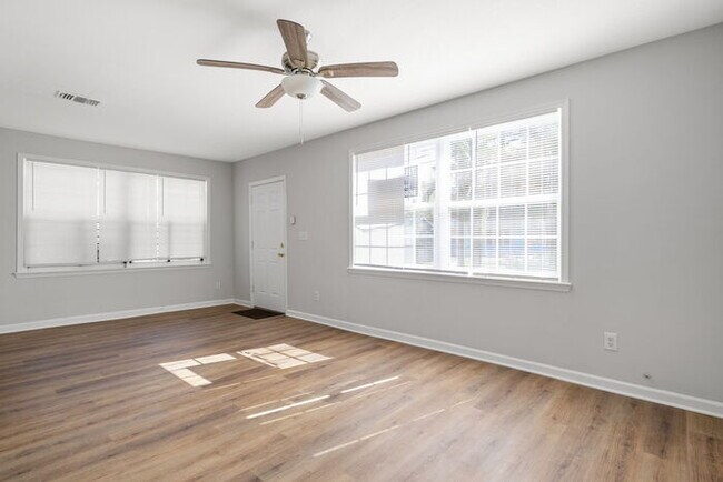 Building Photo - Newly Updated 5 bedroom Vouchers Accepted!...