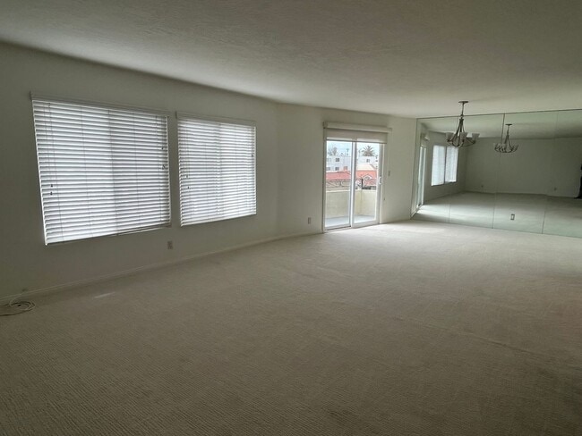 Building Photo - FANTASTIC CONDO IN THE HEART OF BELMONT SHORES/BLUFF PARK!