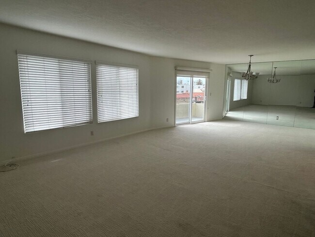 Foto del edificio - FANTASTIC CONDO IN THE HEART OF BELMONT SHORES/BLUFF PARK!