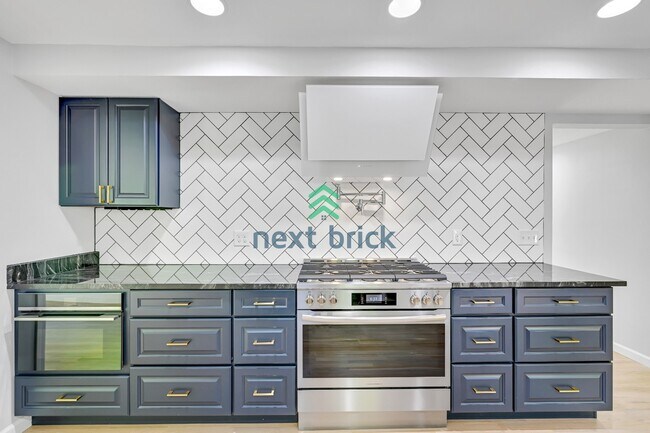 Building Photo - Stunning 5-Bedroom Home in Bellevue’s Top School District!