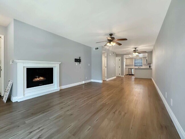 Foto del edificio - Beautifully Updated Lower-Level Condo with...