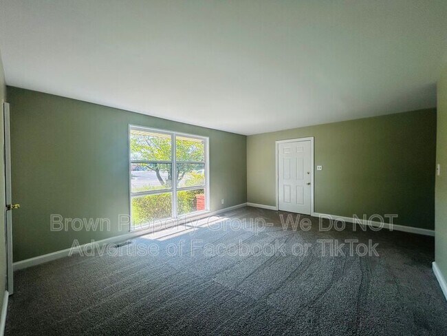 Foto del edificio - 486 McBain Dr